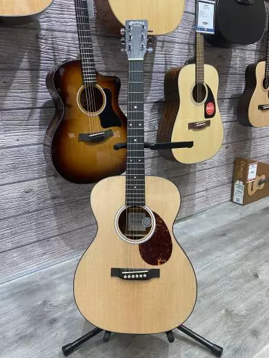 Martin Guitars - 000JR-10